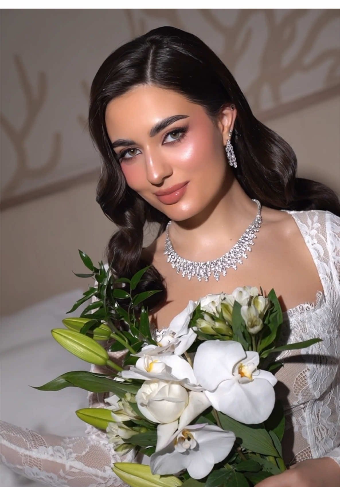 عروس بباقة الورد